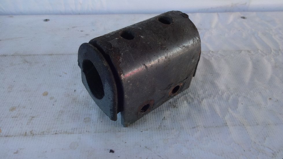 кронштейн переднего стабилизатора нижний б/у